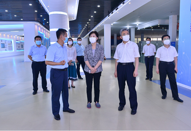 济宁市政协主席、党组书记霍媛媛到冠亚手机平台公司调研